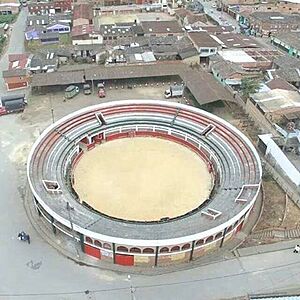 Archivo:Plaza de toros de Une (01)