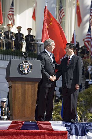 Archivo:President George W. Bush shakes hands with President Hu Jintao