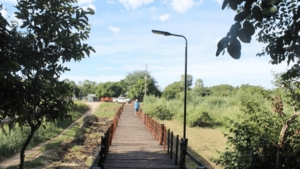 Archivo:Puente ecológico en Comunidad Indígena Nueva Esperanza (Carmelo Peralta, Alto Paraguay)