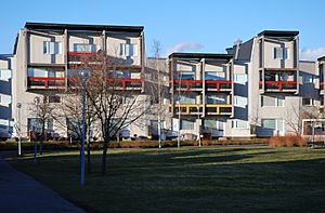 Edificio de apartamentos en Tibro, Suecia, diseñado por el arquitecto Ralph Erskine.