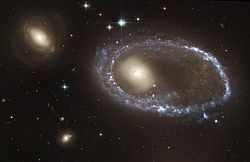 Archivo:Ring galaxy AM 0644-741 (captured by the Hubble Space Telescope)