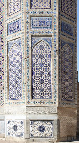 Archivo:Samarkand Bibi Khanum Mosque Minaret Detail