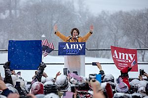 Archivo:Senator Amy Klobuchar made her announcement to run for president in 2020 on a snowy Sunday at Boom Island Park in Minneapolis, Minnesota. (32113044637)