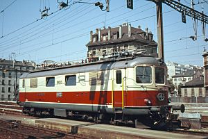 Archivo:Swiss Rail Re 4 4 I TEE 10033