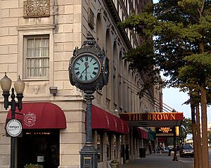 Archivo:The Brown Hotel entrance