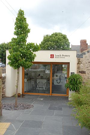Archivo:The Leach Pottery, St. Ives, Cornwall - Museum Entrance