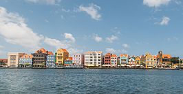 The colorful buildings of the Handelskade in Willemstad, Curaçao.jpg
