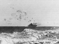 Archivo:USS Enterprise (CV-6) under attack and burning during the Battle of the Eastern Solomons on 24 August 1942 (NH 97778)