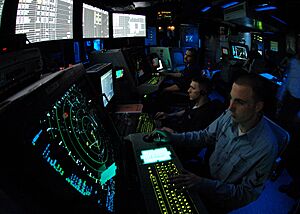 Archivo:US Navy 060505-N-9079D-025 Air Traffic Controller 3rd Class David McKeehe works approach controller in Carrier Air Traffic Control Center (CATTC)