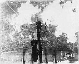 Archivo:United States bombing raid over a German city - NARA - 197269