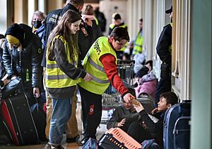 Archivo:Volunteer help the refugee in Przemyśl Główny train station 20220228