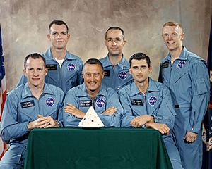 Archivo:Załogi misji Apollo 1 S66-30238