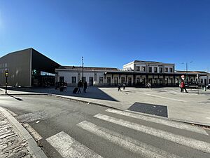 Archivo:202112 Granada Station in daytime