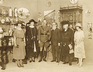 Archivo:Alfonso XIII y su familia con los Zuloaga