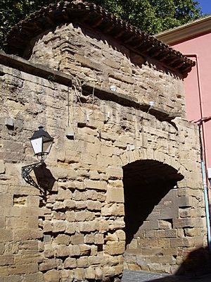 Archivo:Arch of Revellín Wall in Logroño