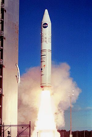 Archivo:Athena 1 rocket launching from Kodiak Island