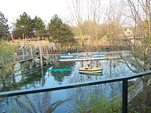 Archivo:BoatingSchool