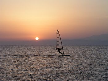 Archivo:Cabo de Gata Sunset Windsurfing
