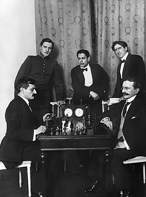 Archivo:Cinq premiers du Tournoi d'échecs de Saint-Pétersbourg 1914