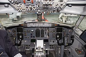 Archivo:Cockpit of 737-300 LN-KKU