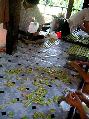 Archivo:Coconut candy making, Vietnam