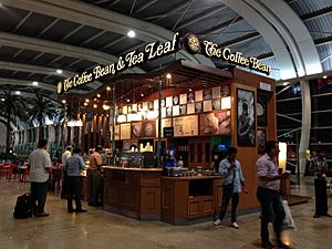 Archivo:Coffee bean tea leaf Mumbai airport