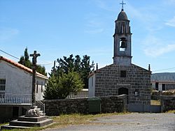 Cruceiro e igrexa de Ferreira.JPG