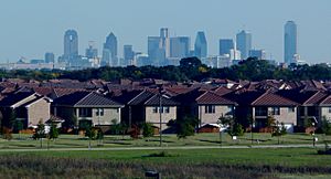 Archivo:Dallas skyline and suburbs