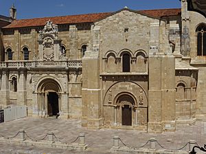 Archivo:Dos portadas románicas de la iglesia de San Isidoro de León. Ciudad de León, España, Spain