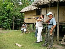 Archivo:Ecuadorian Rainforest-blowgun