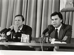 Archivo:Felipe González ofrece una rueda de prensa junto al primer ministro de Suecia. Pool Moncloa. 28 de septiembre de 1984