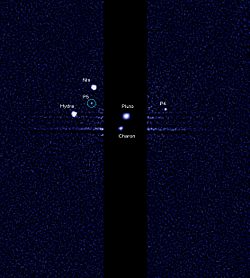 Archivo:Fifth moon orbiting Pluto (labelled)