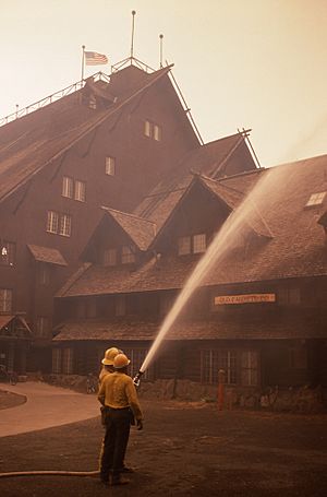 Archivo:Firefighters at Old Faithful Inn