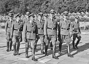 Archivo:Fo30141711030060-2 Bekransning på æreskirkegården på Ekeberg september 1941 Heydrich (cropped)