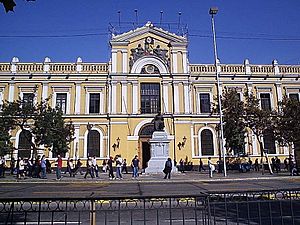 Archivo:Frontis de la Casa Central de la Universidad de Chile, 2005