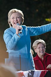 Archivo:Hillary Clinton Elizabeth Warren Manchester NH October 2016