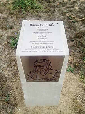 Archivo:Hito en homenaje a Micaela Portilla en el centenario de su nacimiento (Torre Orgaz, Fontecha)