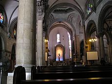 Archivo:Interior de la Catedral de Manila, Filipinas