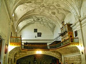 Archivo:Interior de la Ermita de Revilla