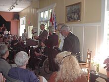 Jane Rule recibe la Orden de Canadá de la Teniente-Gobernadora Iona Campagnolo, Sala Comunitaria.jpg