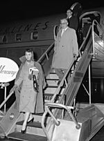 Archivo:Jennifer Jones and husband David O. Selznick in Los Angeles, 1957