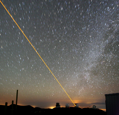 Archivo:Keck laser at night