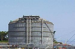 Archivo:LNG storage tank at EG LNG 20070709