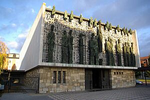 Archivo:La Virgen del Camino 02 Santuario by-dpc