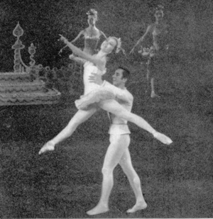Archivo:Maria Tallchief and Nicholas Magallanes in The Nutcracker 1954 lift