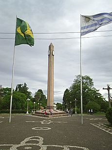Archivo:Obelisco - Plaza Internacional - Frontera de la Paz - Livramento - Rivera