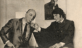 Oscar fumando un cigarrillo junto a su amigo Sandro