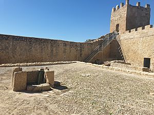 Archivo:Patio del castillo de Iznájar