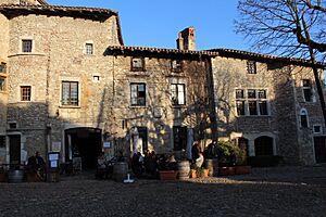 Archivo:Place de la halle de Pérouges 01