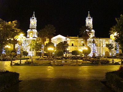 Archivo:Plaza de Armas de Arequipa de noche.